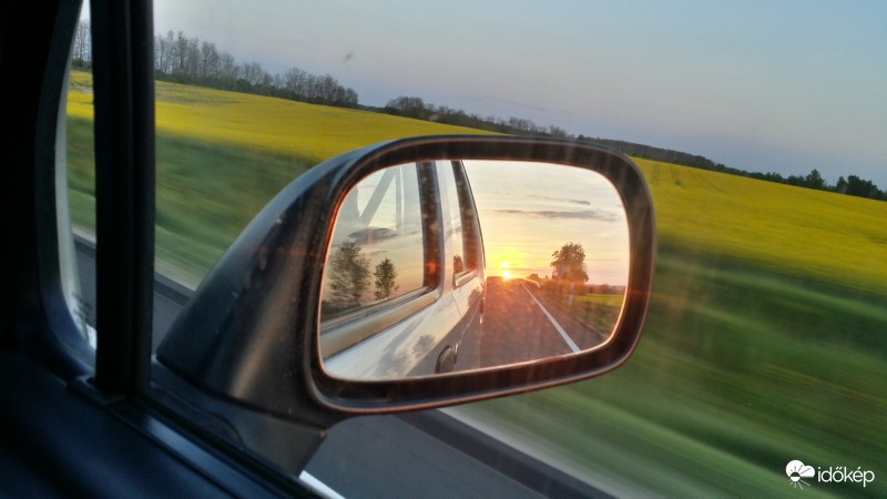 Úton naplementében