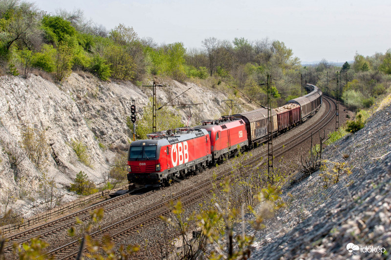 ÖBB Taurus és egy előfogati ÖBB Vectron egy tehervonat élén-Szári bevágás