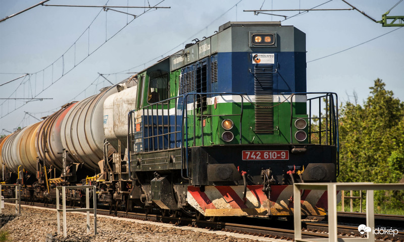 CD/ZSR 742 Kocúr (Dongó) tehervonattal halad Gárdonyban