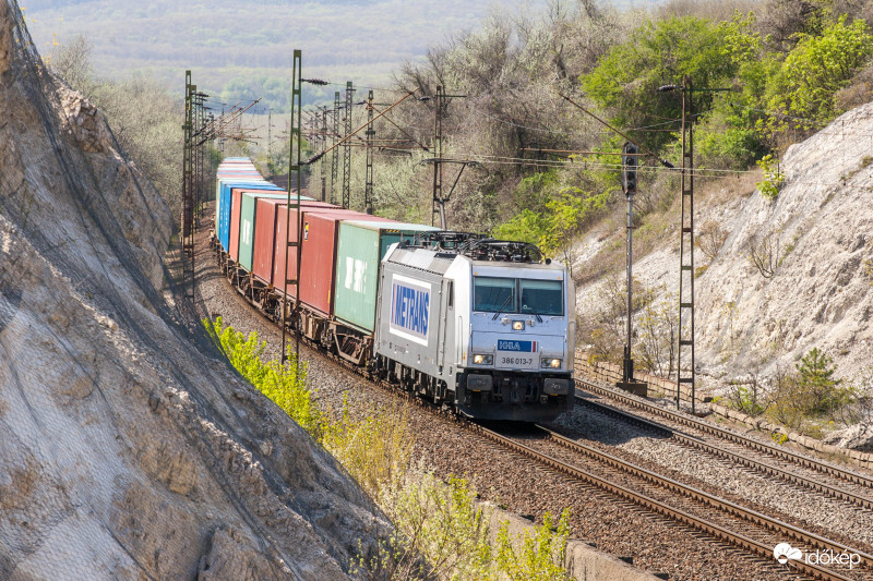 Bombardier TRAXX és konténervonata-Szári bevágás