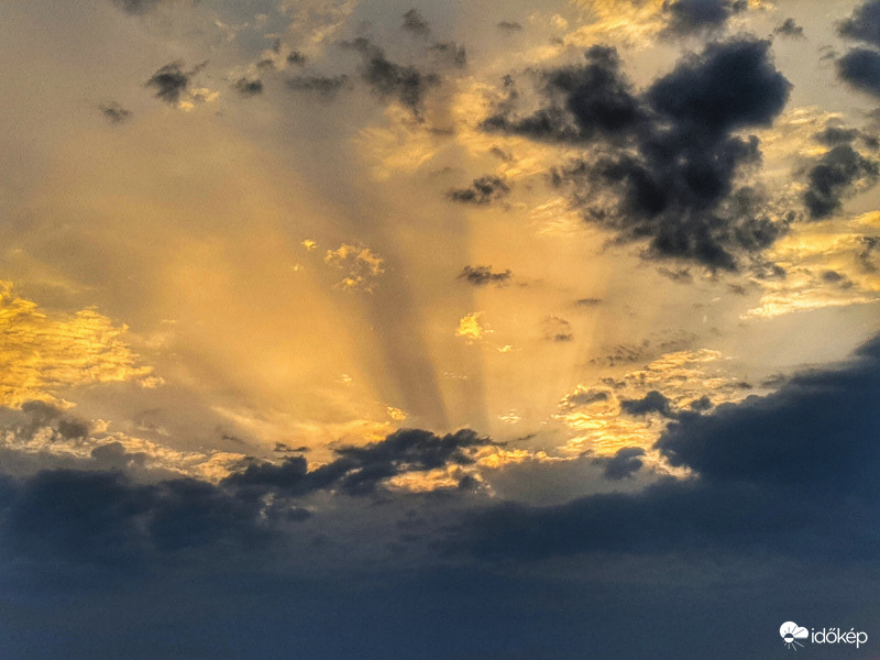 Sötétségből kiszűrődő sugarak