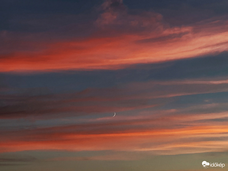 Aprócska holdsarló kifestett fátylakkal