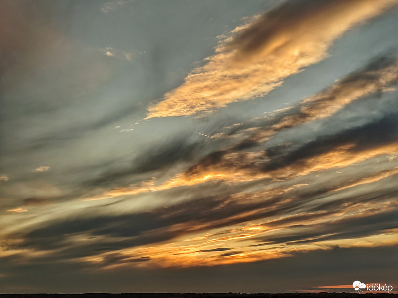 Vastagodó fátylak zárják a napot
