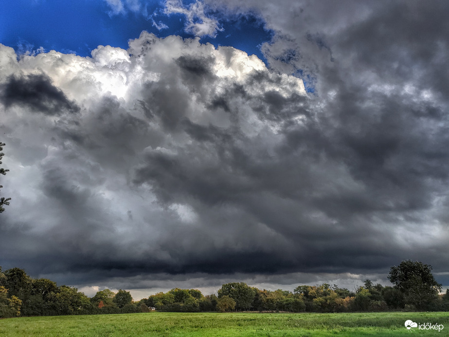 Távozó komor gomolyok 