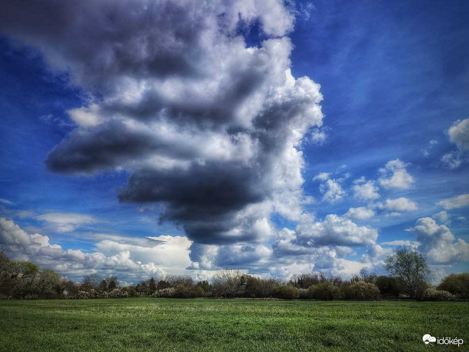 Tornyosuló gomolyok