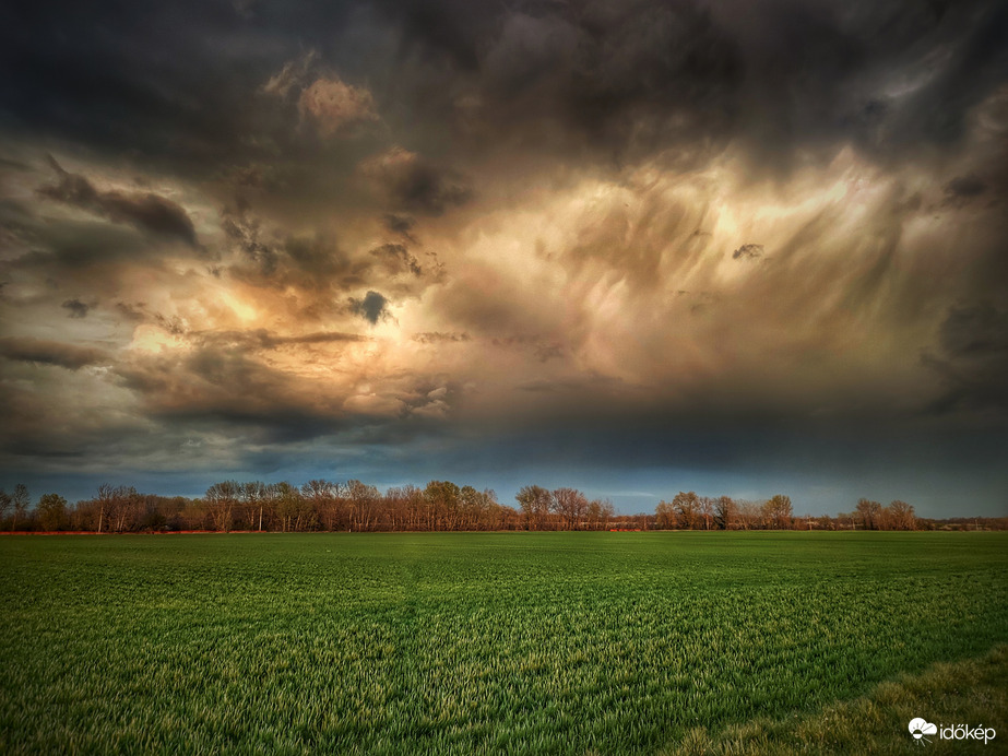 Záporos színvilág naplemente közben