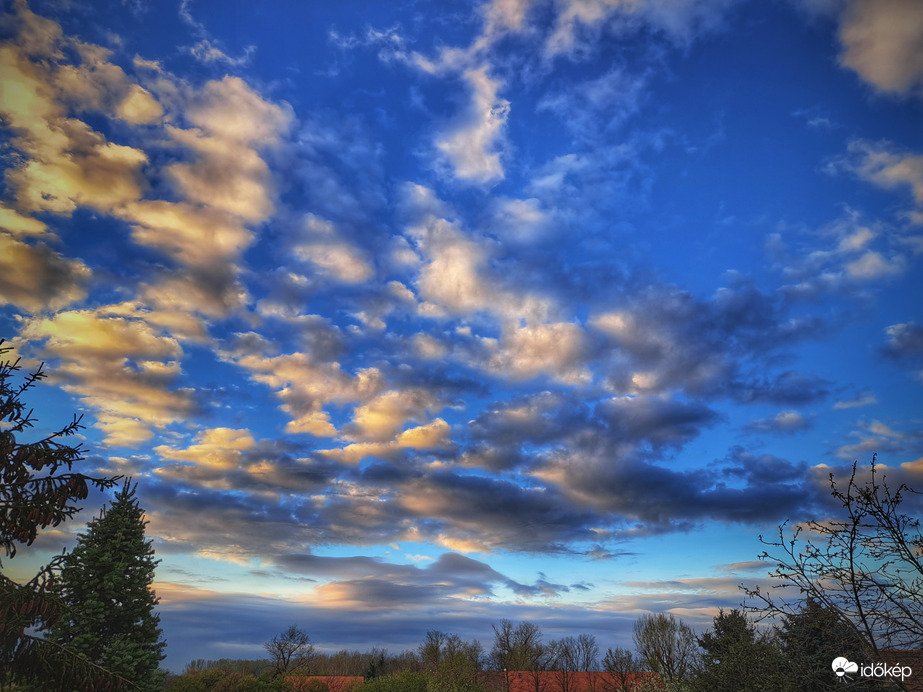 Felhővarázs napkeltét követően