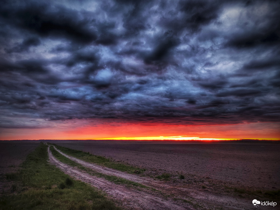 Égi tűzvész a távolban