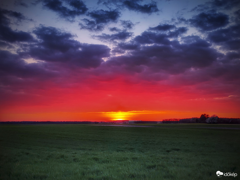 Naplemente tüzes pillanata