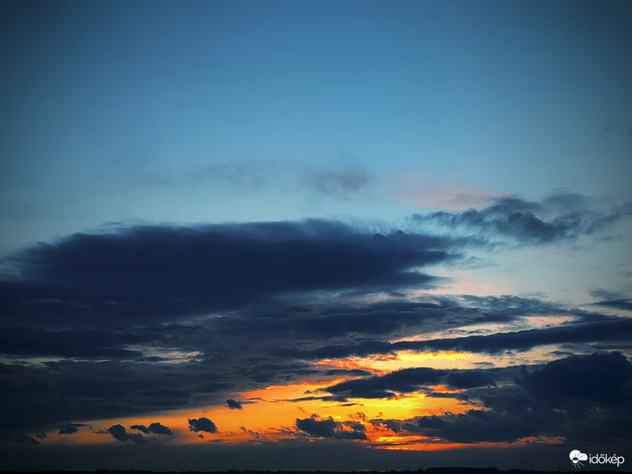 Robogó foszlányok napnyugtakor