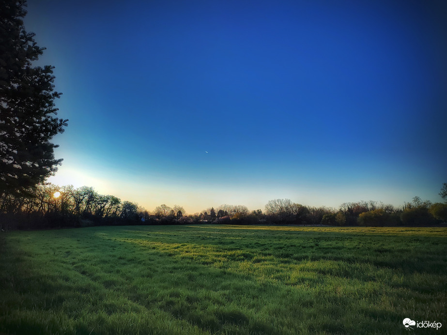 Derült, csendes napkelte