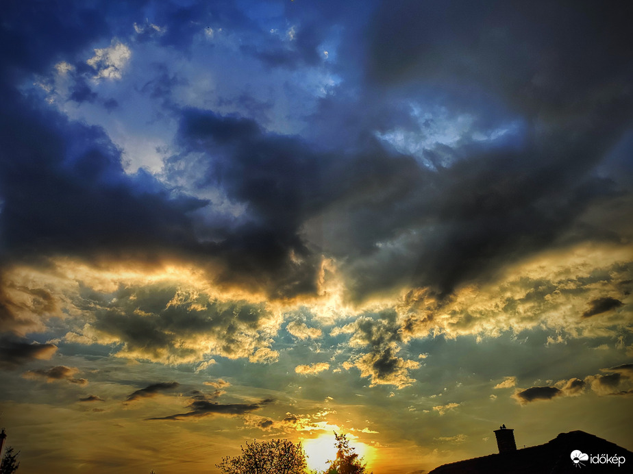 Naplemente a besodródó gomolyokkal