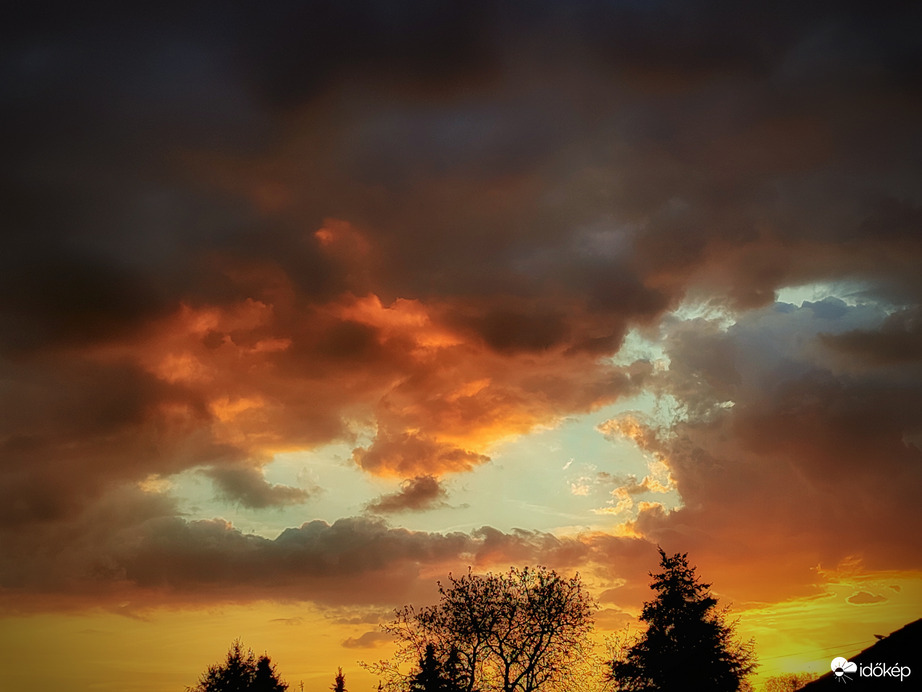 Pikáns gomolyos napnyugta