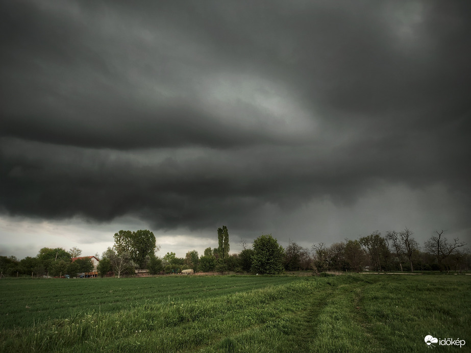 A zápornak csak a széle suhintott minket