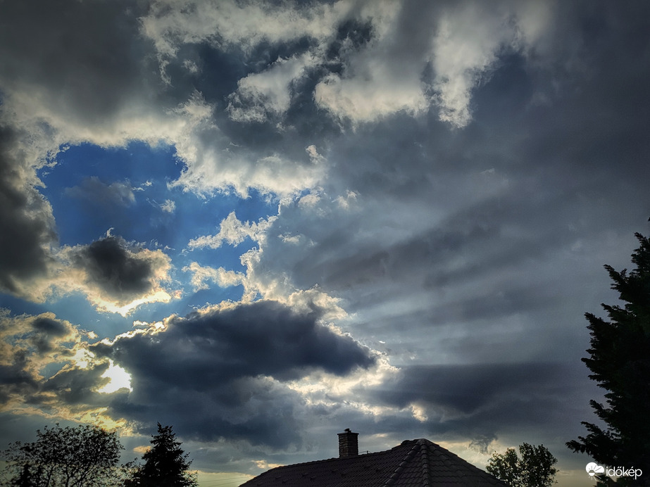 Fényszórás záporozás előtt