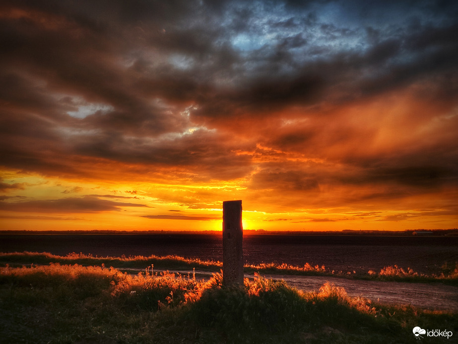 Tűzbe lábadt naplemente