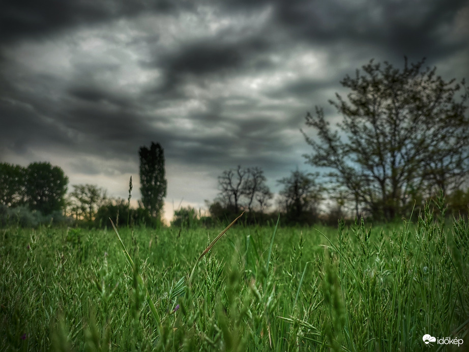 Csepergős záporok alakítják az estét