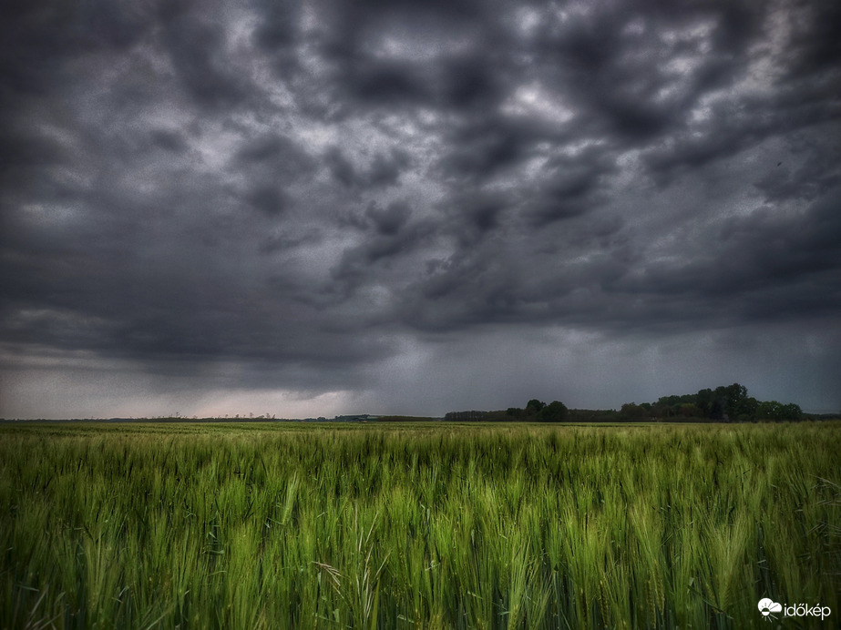 Esőre áll az idő naplemente pillanatában