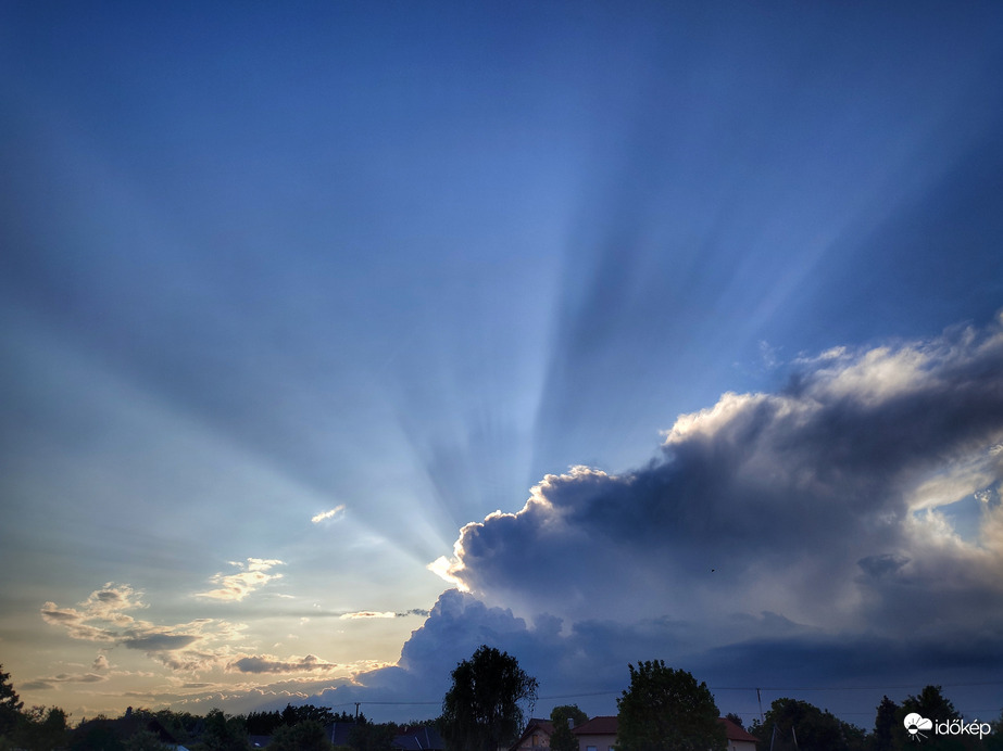 Székesfehérvár felett újjáéledt szupercella fényjátéka