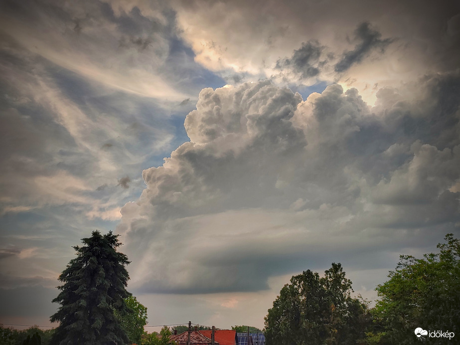 Egy másik - még akkor fejlődő - szupercella