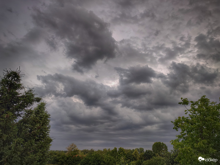 Látványos perem nemigen lesz, de áztató zivatarra jók lehetünk