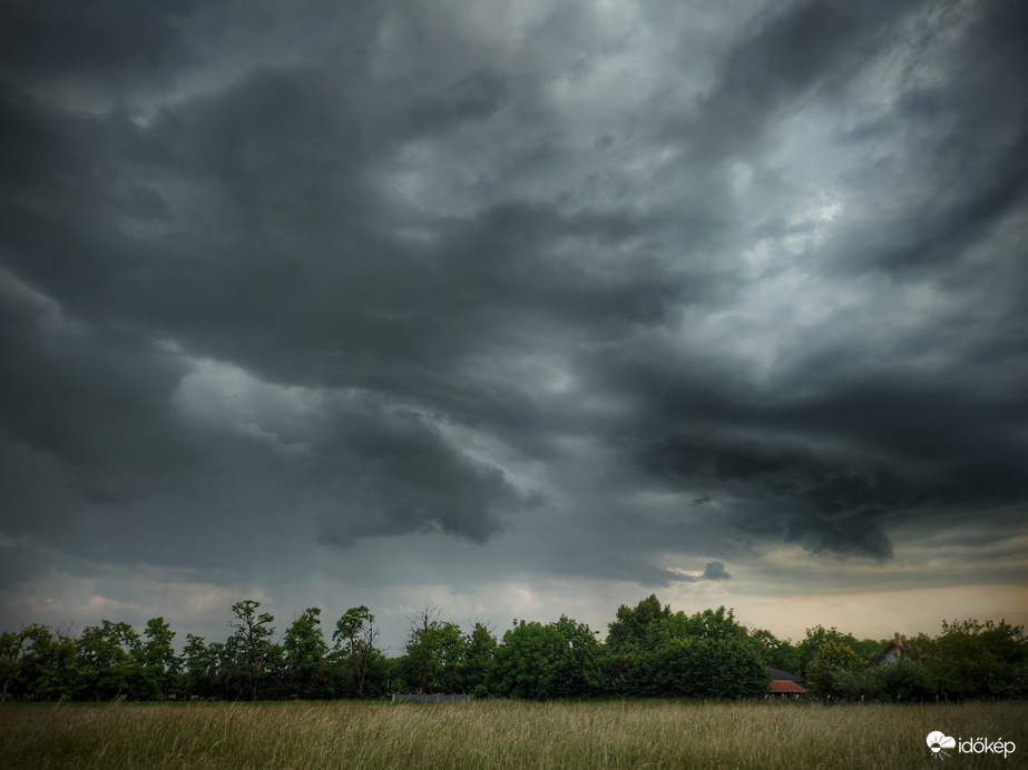 Látványos struktúrát vett fel érkezése közben