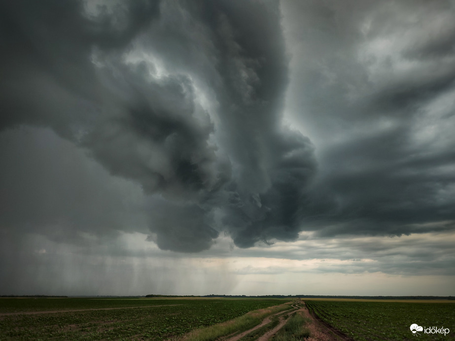 Pofás peremfelhő képződött előtte