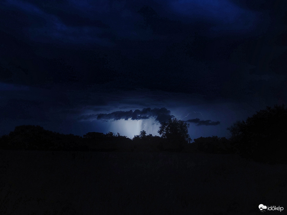 Dörgése már hallatszik