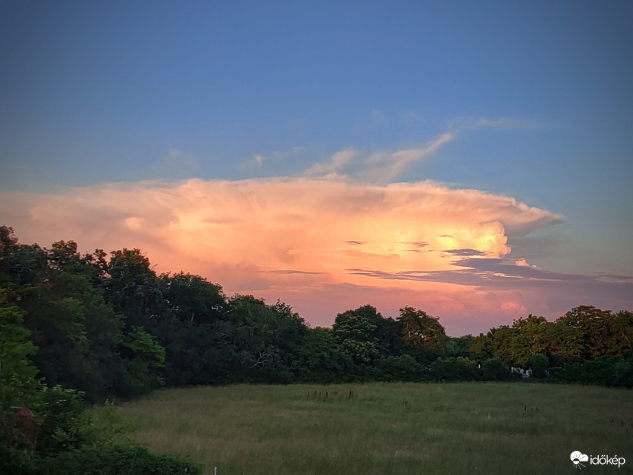 Cegléd környéki zivatarcella naplemente előtti színekben