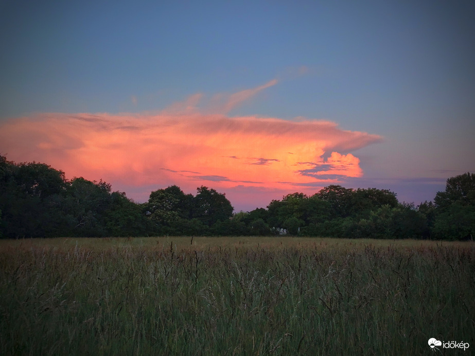 Naplemente megvilágításban búcsúzó zivatar