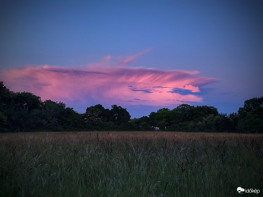 Zivatarfelhős napbúcsúztató színvarázs zárásaként