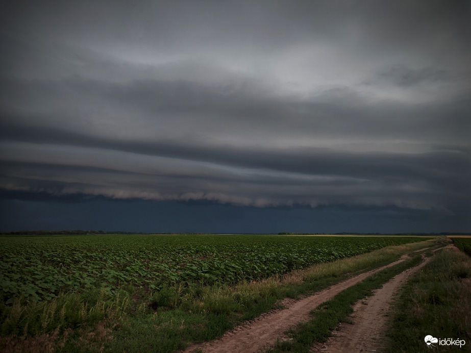 Ekkor még úton volt