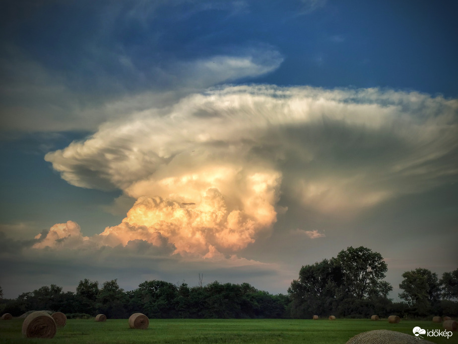 Robbanás a naplementében