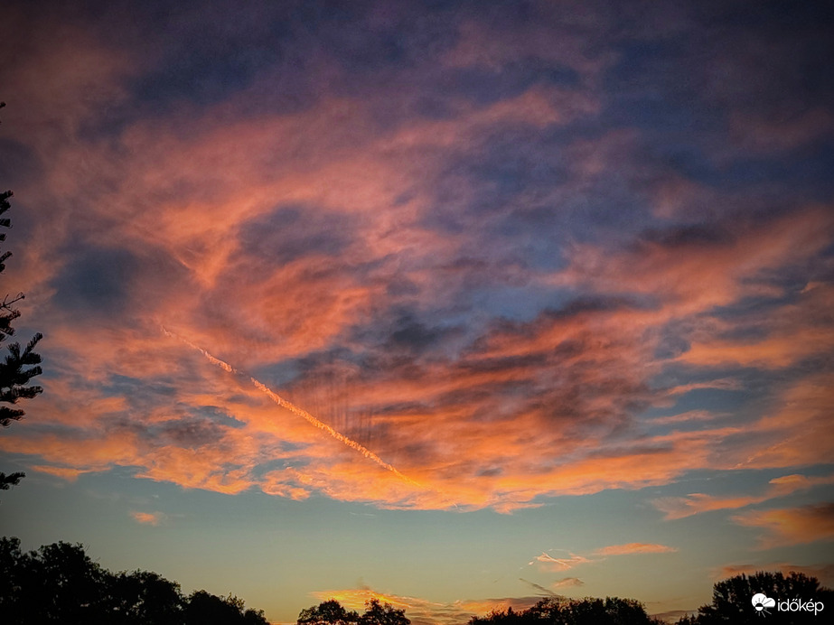 Kondenzcsík reggeli árnyéksávjai