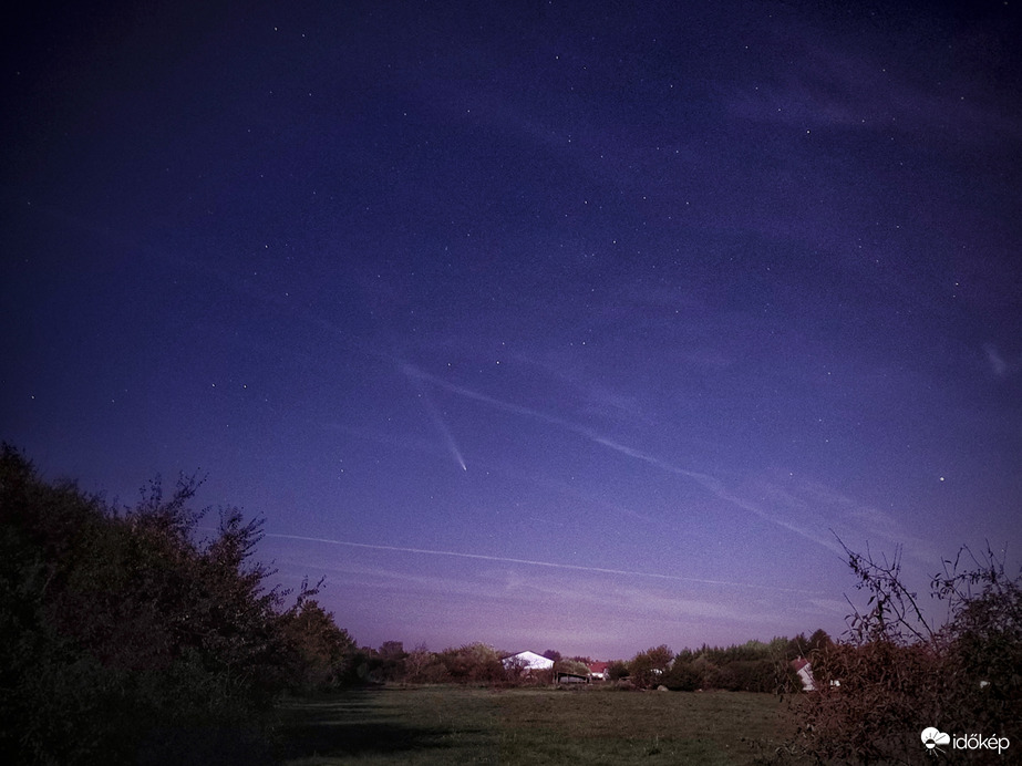 Kis fátyolfelhő is vendégeskedik az üstökös mellett