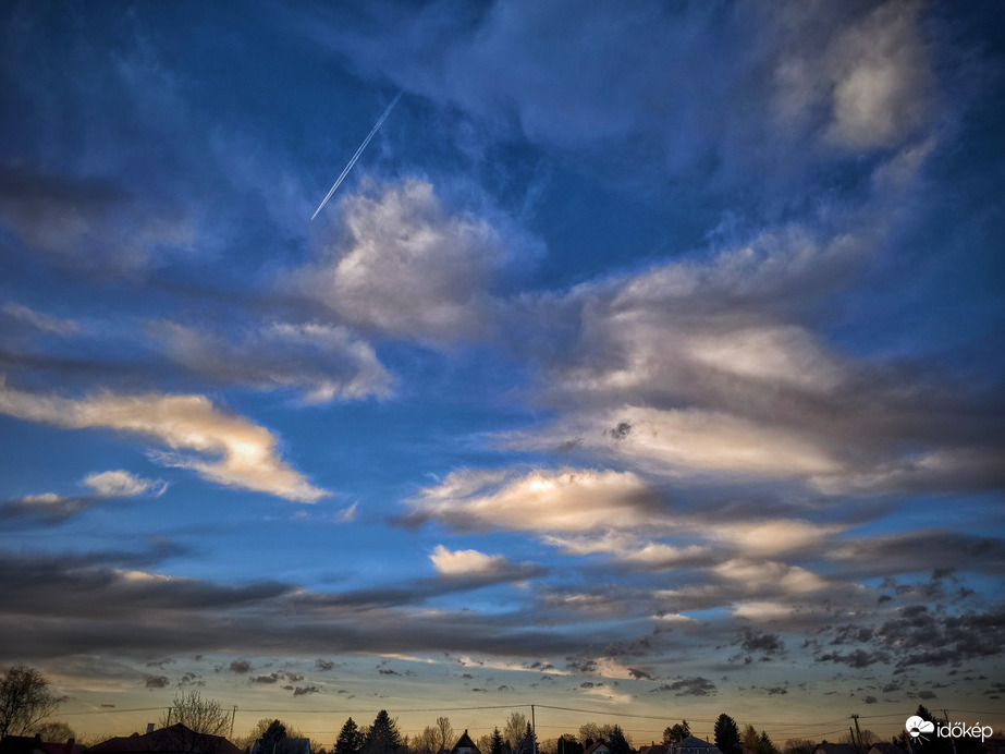 Gyorsan vonuló felhőcsodák