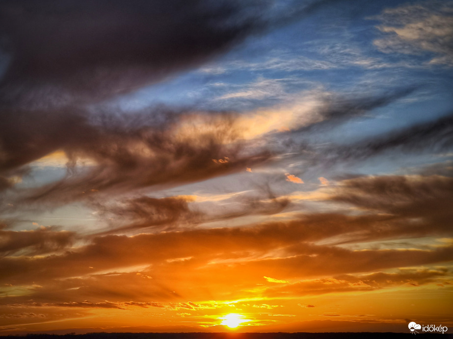 Naplementében robogó foszlányok