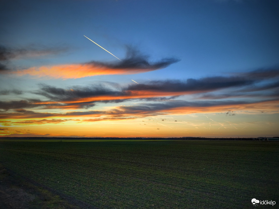 Érkeznek az alkony színei a kék óceánon