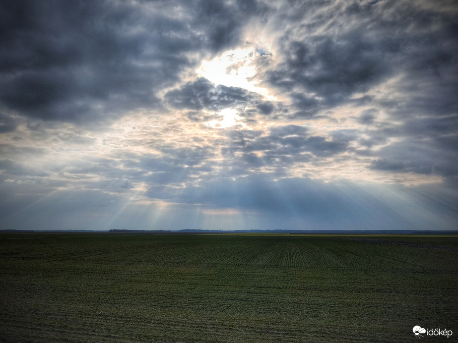 Égi jelenés a szántóföldön
