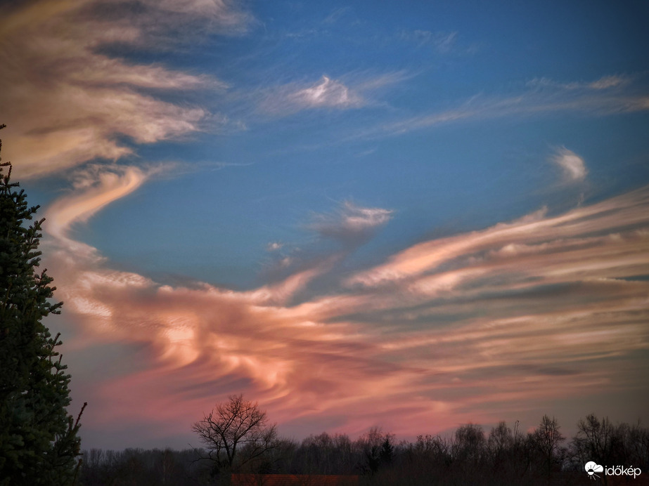 Robogó fátylakat megfestő lemenő nap