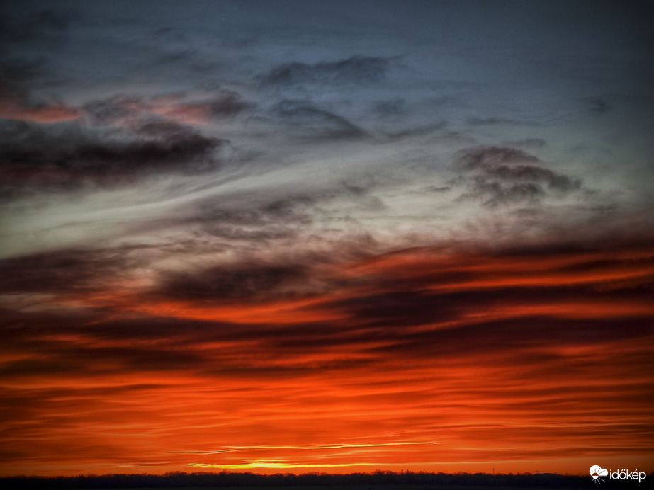 Széltől tajtékzó tüzes fátylak