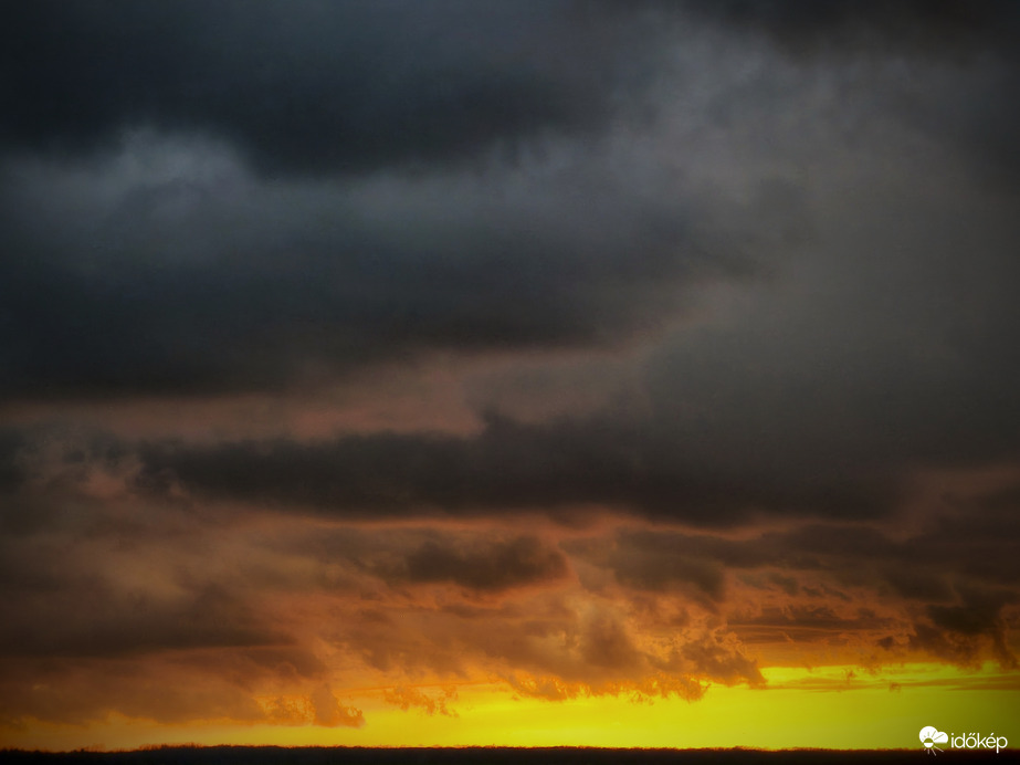 Naplementi hózápor előjele