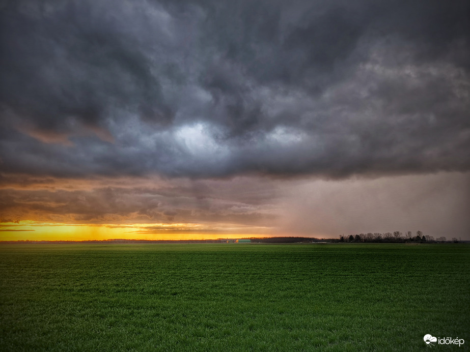 Naplementébe settenkedő hózápor