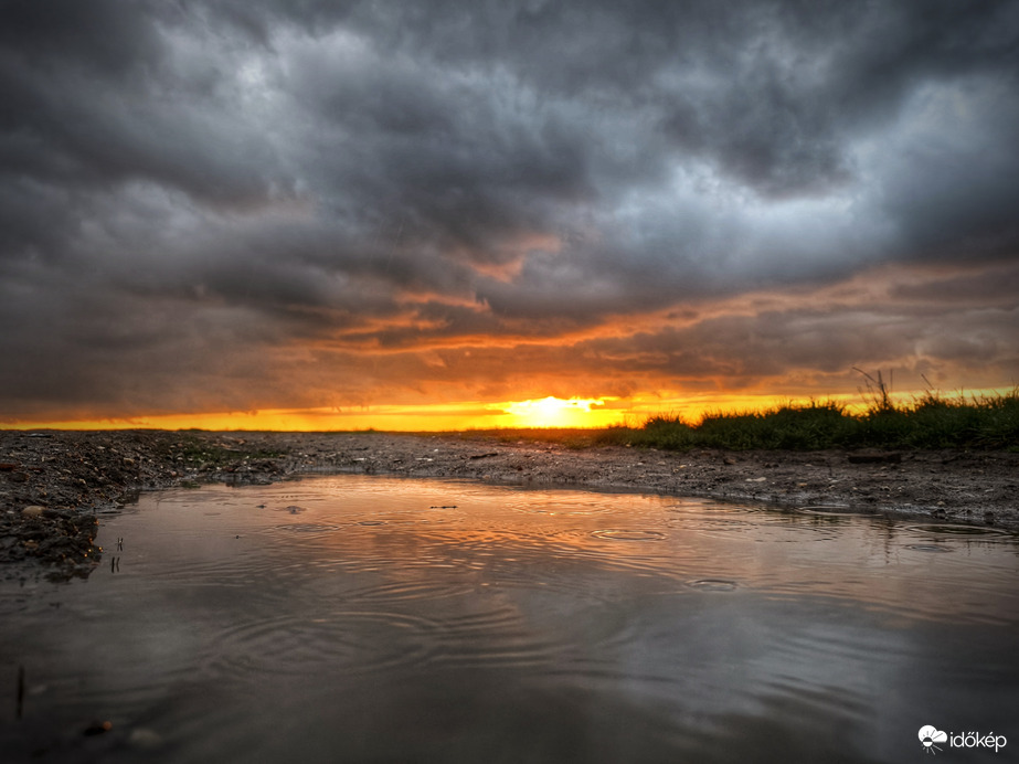 Érkeznek az első cseppek a naplementébe 