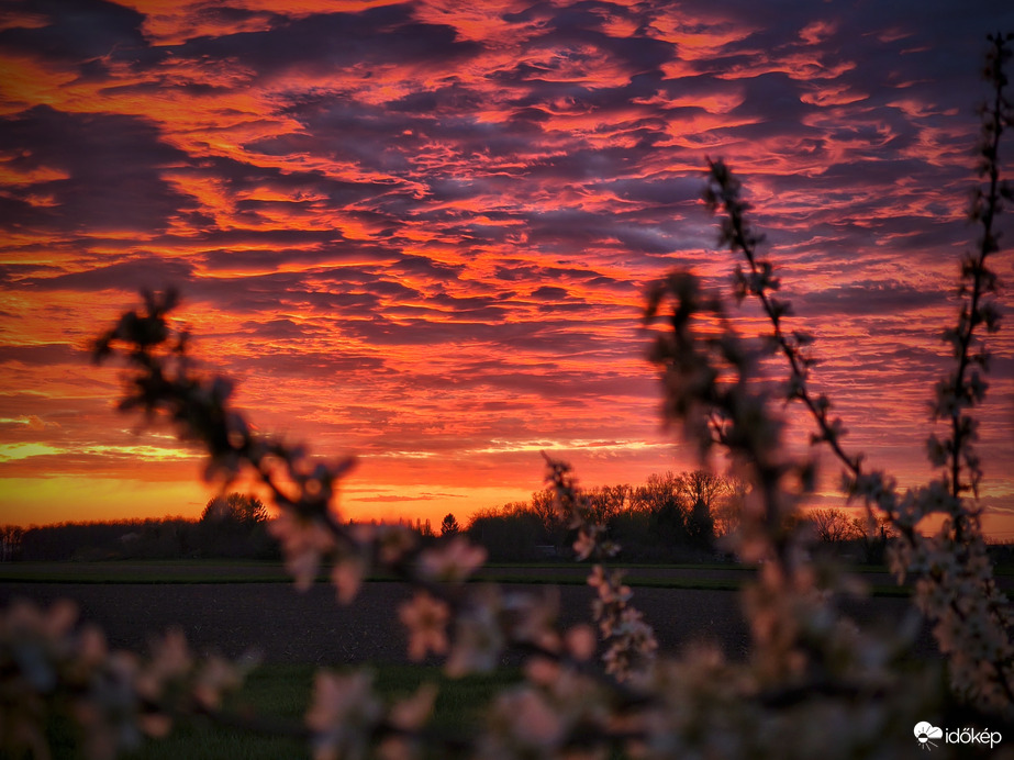 Főszerepben a mesés alkonyati égbolt
