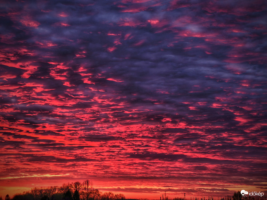 Alkonyati színekben tajtékzó felhőtenger