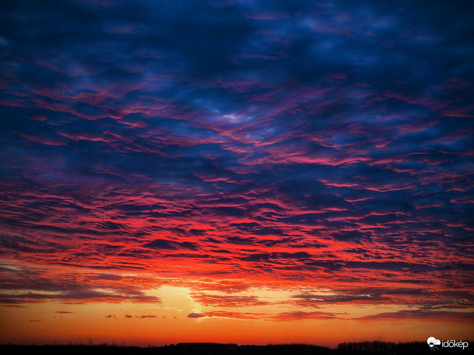 Hullámok hátán vonulnak le a színek