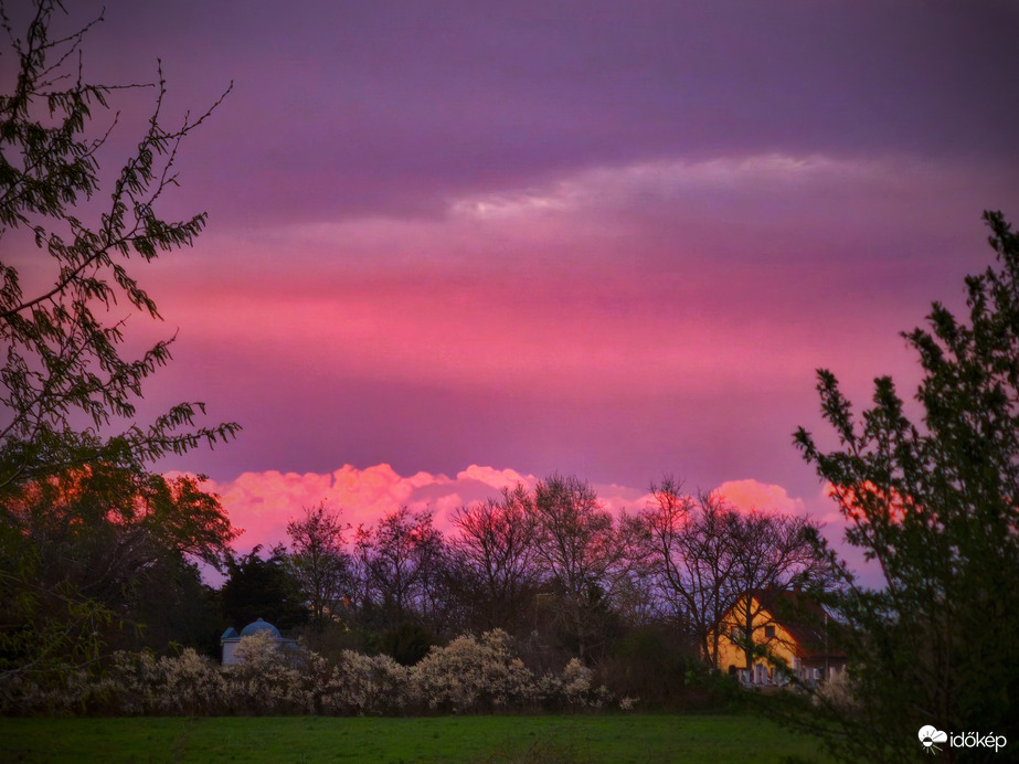 Naplemente színében ragyogó felhők