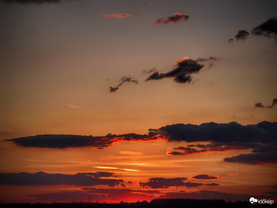 Egy kis tűz kíséretében bukott le a horizonton