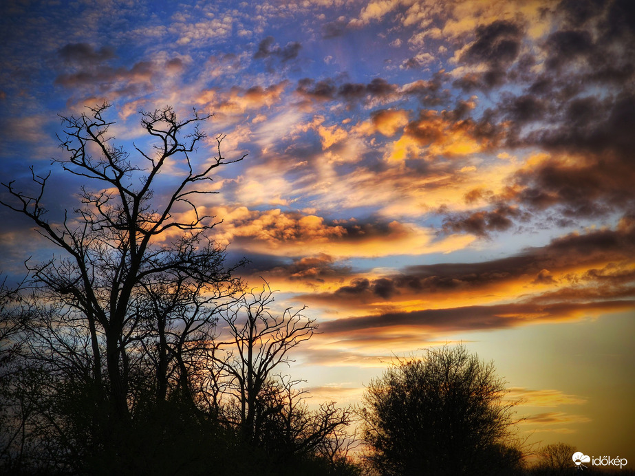 Mozgalmas égkép naplemente idején
